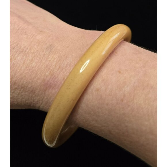 Vintage Tan Plastic Bangle Bracelet - Picture 2 of 4